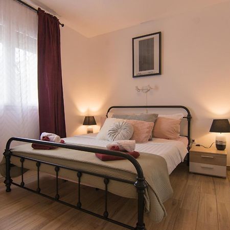 Apartments Flowers Крк Екстер'єр фото