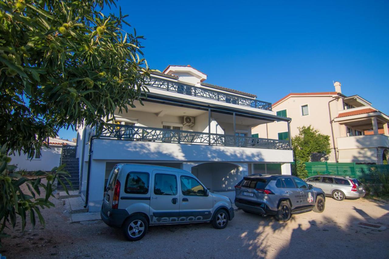 Apartments Flowers Крк Екстер'єр фото