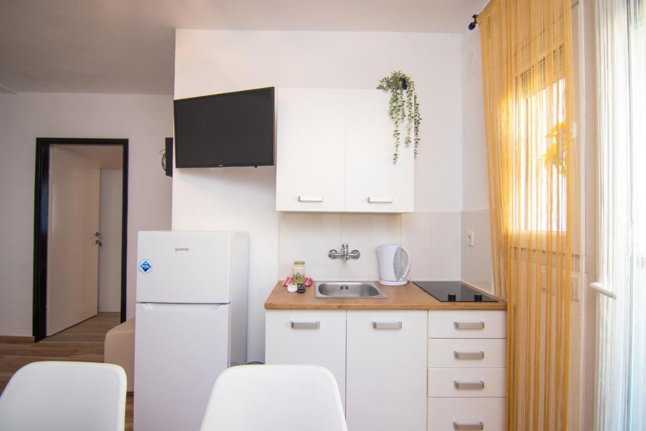 Apartments Flowers Крк Екстер'єр фото