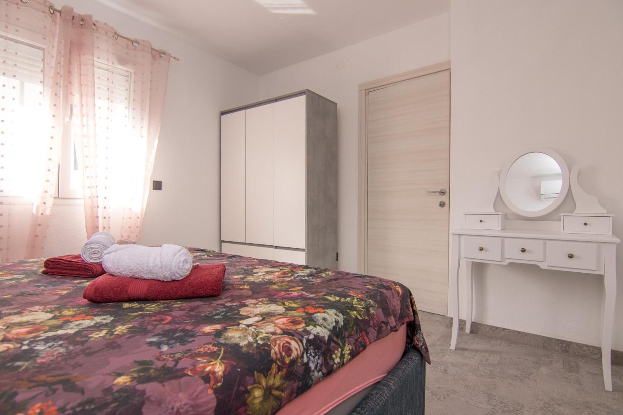 Apartments Flowers Крк Екстер'єр фото
