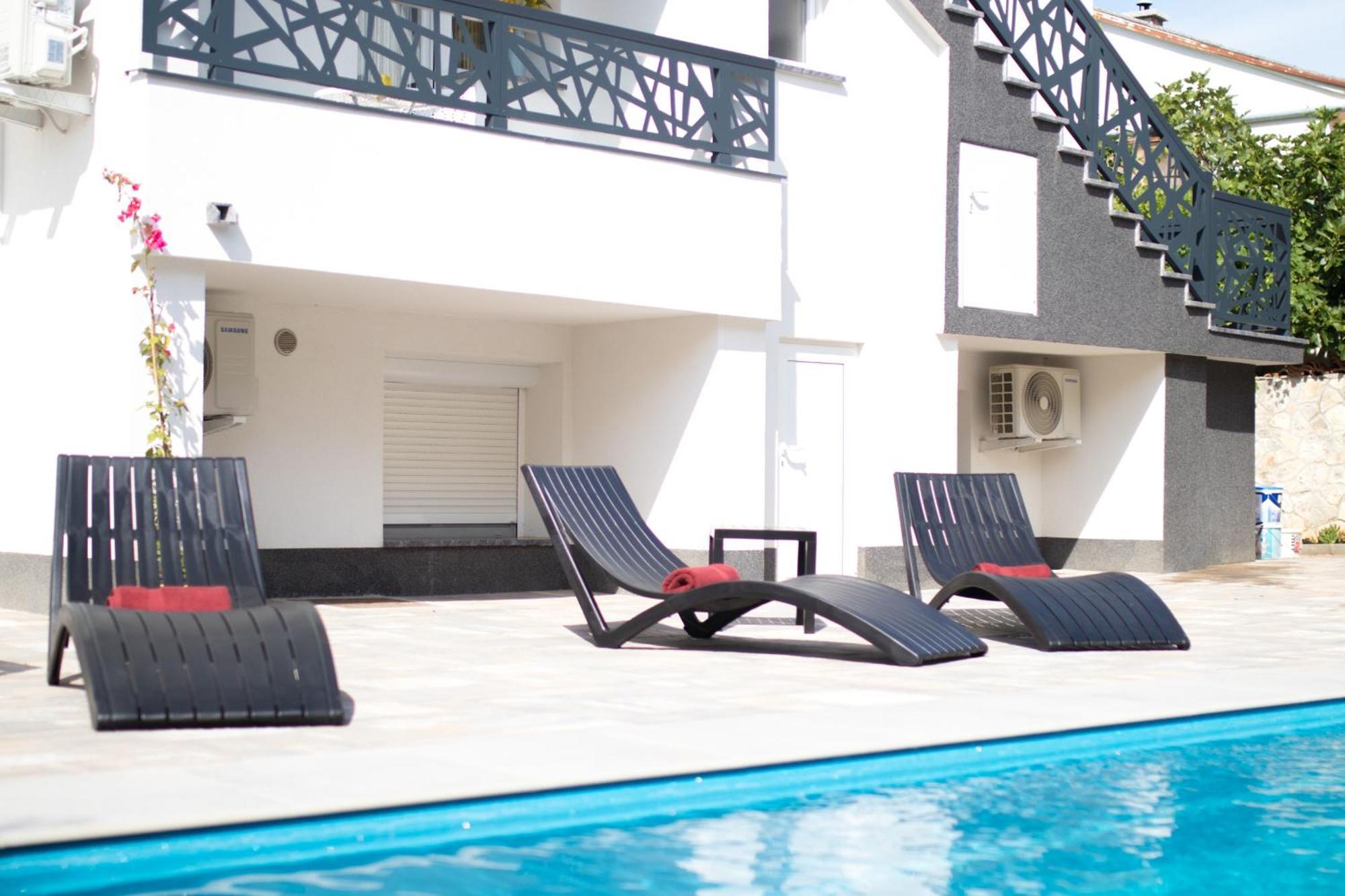 Apartments Flowers Крк Екстер'єр фото